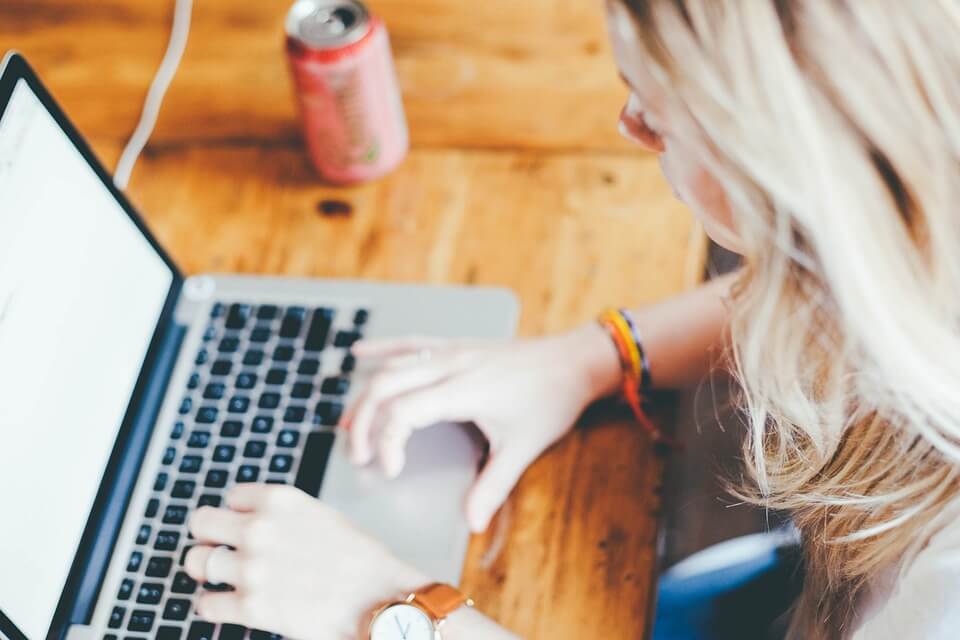 Como contratar um escritor freelancer online?